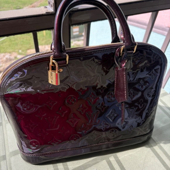 AUTHENTIC PRE-LOVED LOUIS VUITTON ALMA GM VERNIS AMARANTE LEATHER HANDBAG - Picture 2 of 3
